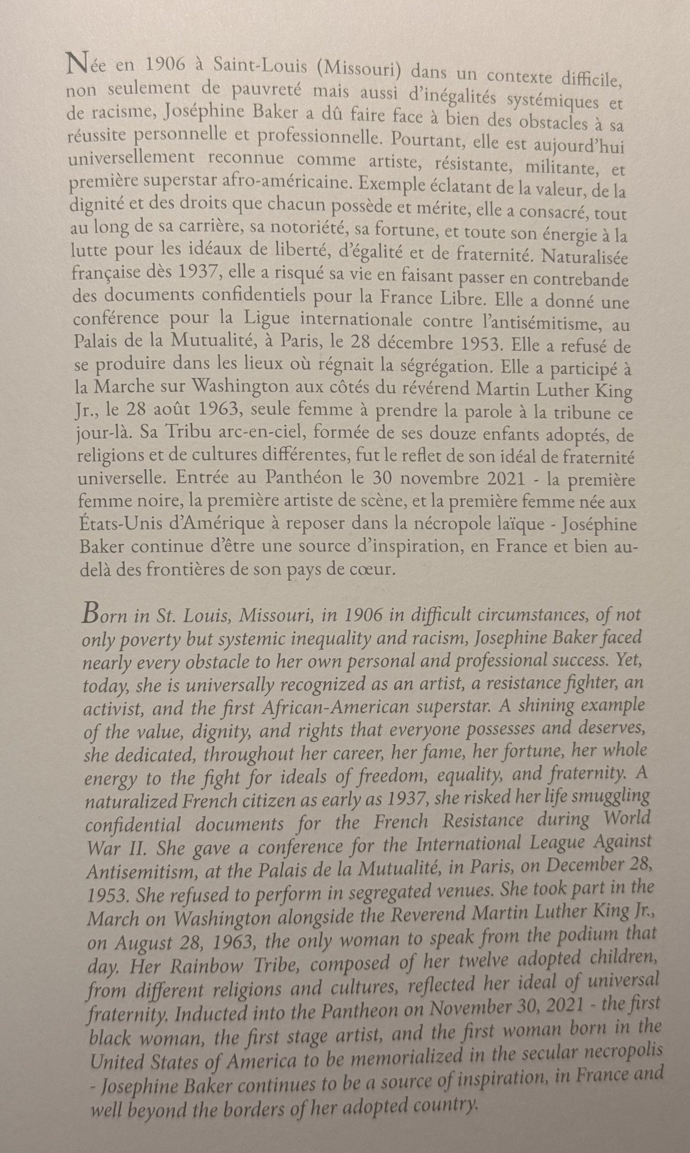 Bilingual biography page recounting Josephine Baker&rsquo;s life from St. Louis to the Panth&eacute;on